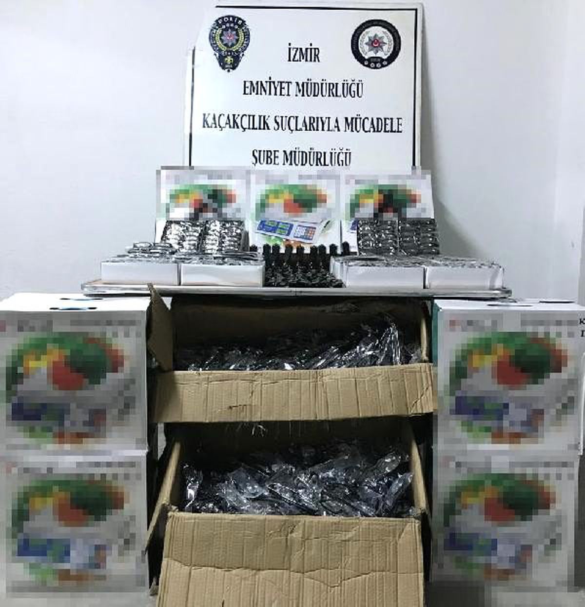İzmir\'de kaçakçılık operasyonu; \'sustalı\' bıçaklar ele geçti