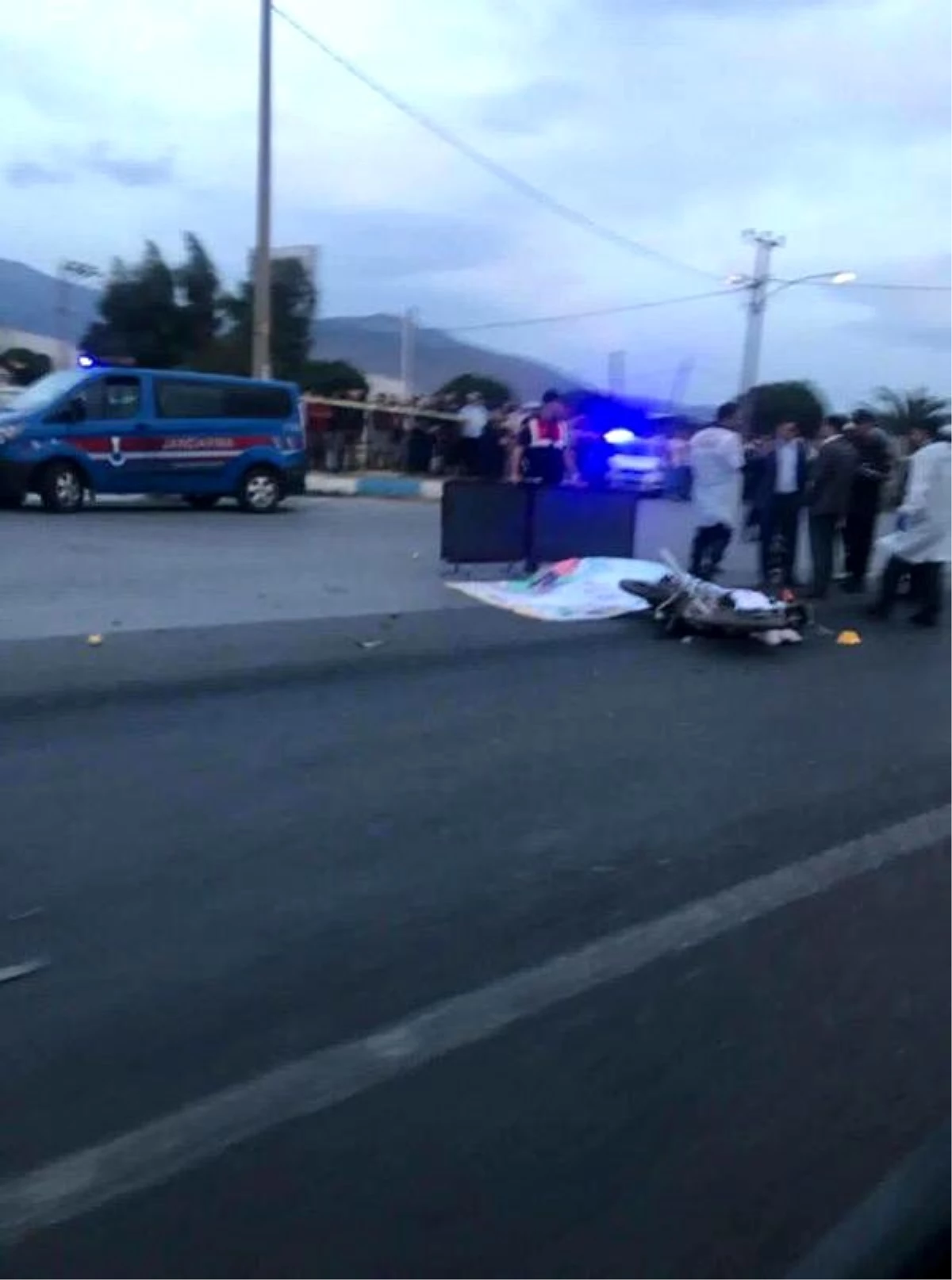 İzmir\'de otomobil ile çarpışan motosikletteki anne-oğul, öldü