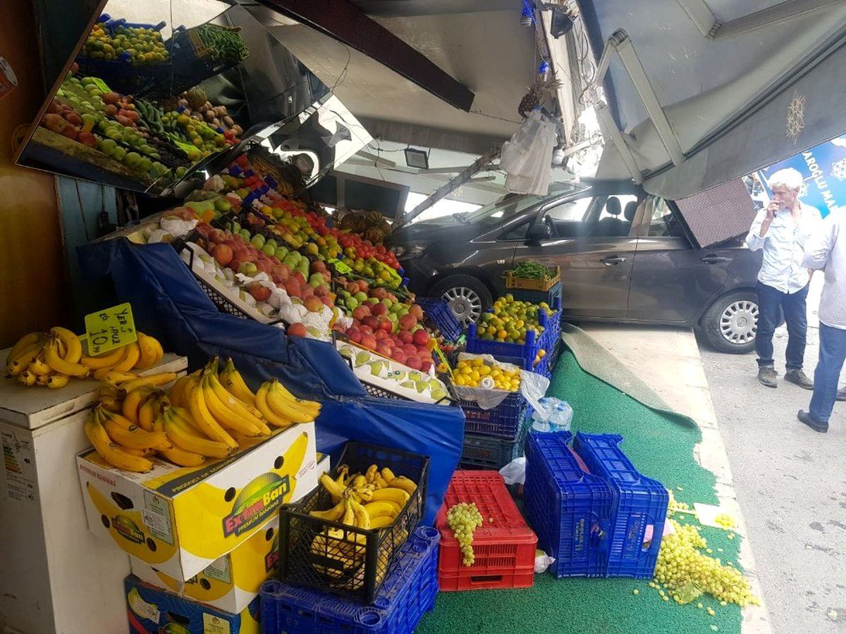 İzmir\'de otomobil manav tezgahına daldı, faciadan dönüldü