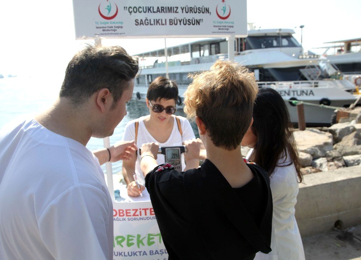 Kartallı minikler yürüyerek sağlıklı yaşam mesajı verdi