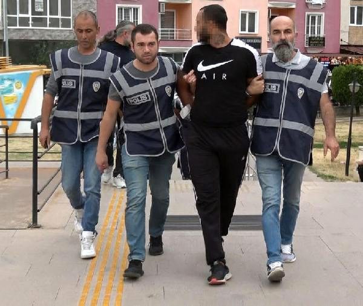 Kazara eniştesini vuran kayınbirader ile kavgaya karışan 2 kişi adliyede