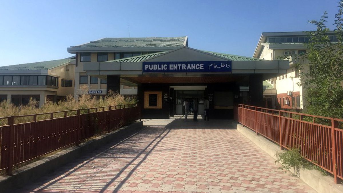 Keşmir\'de avukatlar grevde, tutuklu yakınları çaresiz