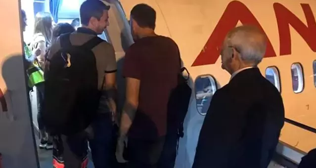 Tarifeli uçak kullanan Kemal Kılıçdaroğlu vatandaşlarla kuyruğa girdi Tarifeli uçak kullanan Kemal Kılıçdaroğlu vatandaşlarla kuyruğa girdi
