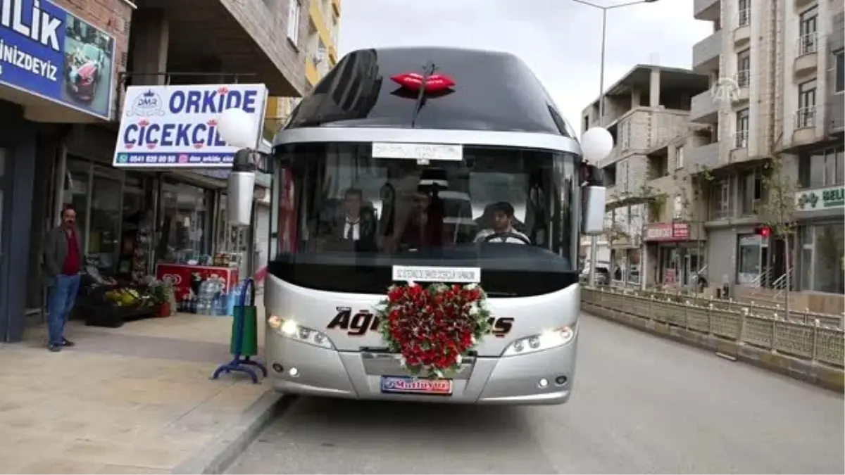 Kiraladığı yolcu otobüsü gelin arabası oldu