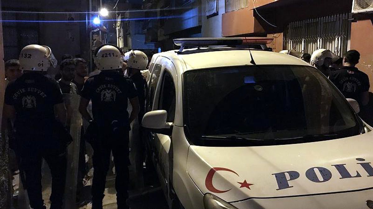 Kocaeli\'de adliye önünde cinsel istismar protestosu