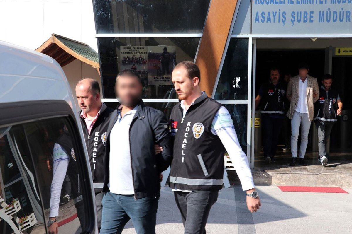 Kocaeli\'de genç çifti evinde gasp eden sahte polisler yakalandı