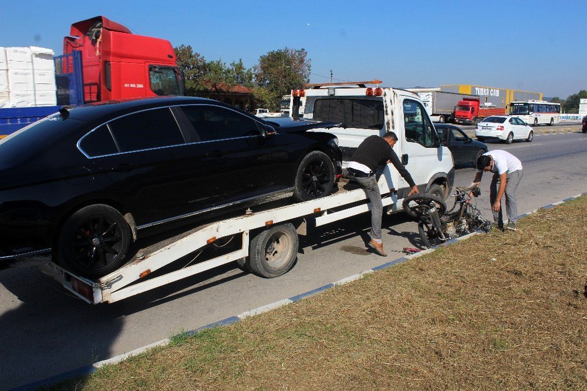 Kocaeli\'de otomobil motosiklete çarptı: 1 ölü