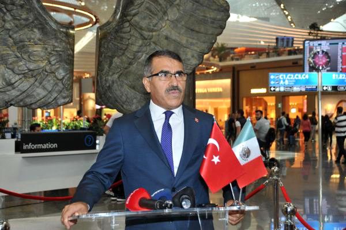 Meksikalı sanatçı jorge marin\'in heykelleri istanbul havalimanı\'nda