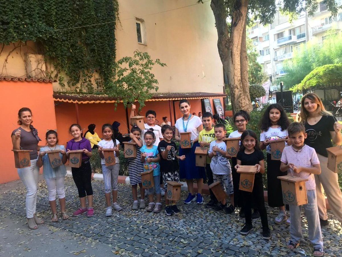 Minik ellerden kuşlara sıcak yuva