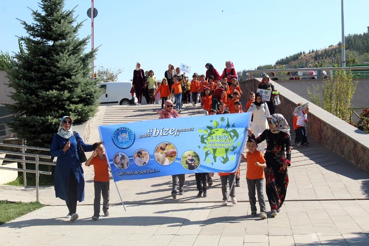 Minik hayvan dostlarından anlamlı mesaj