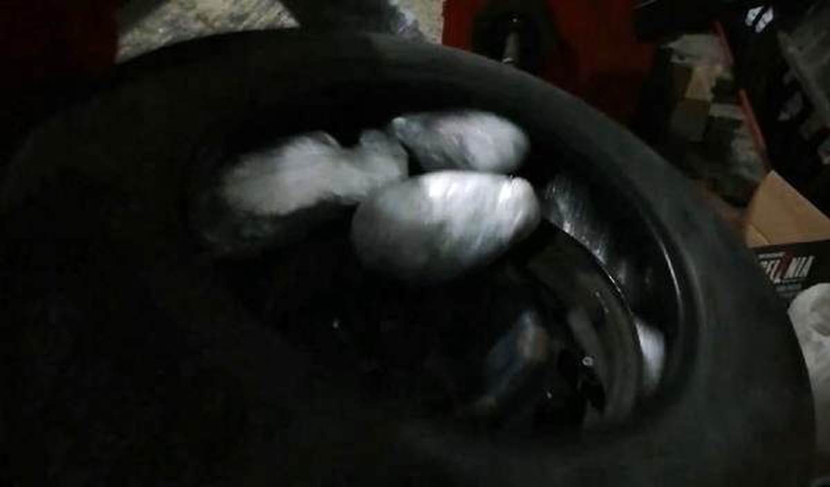 Narkotik köpeğinden kurtulmak için otomobile aşırı \'parfüm\' sıkmış