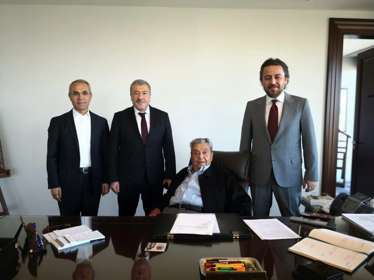 Nevbiad Yöneticilerinden Anadolu Holding Onursal Başkanı Kamil Yazıcı\'ya ziyaret