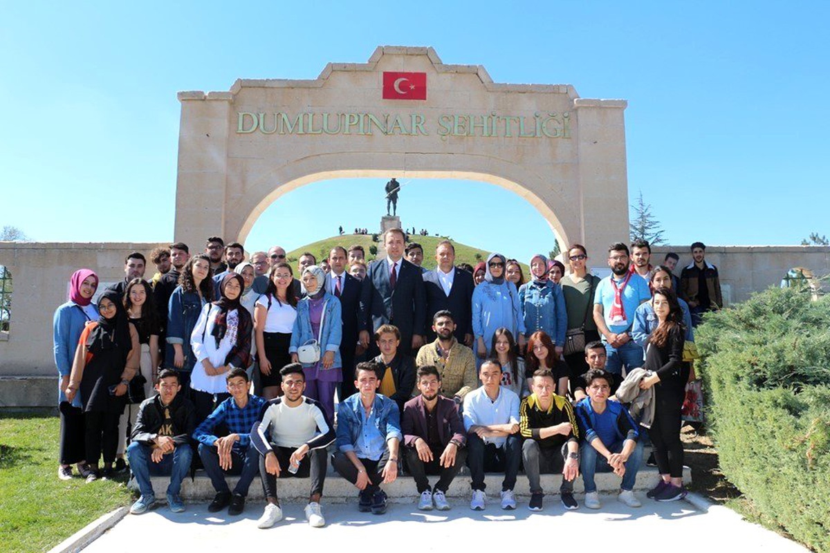 Öğrenciler Dumlupınar Şehitliği\'ni ziyaret etti