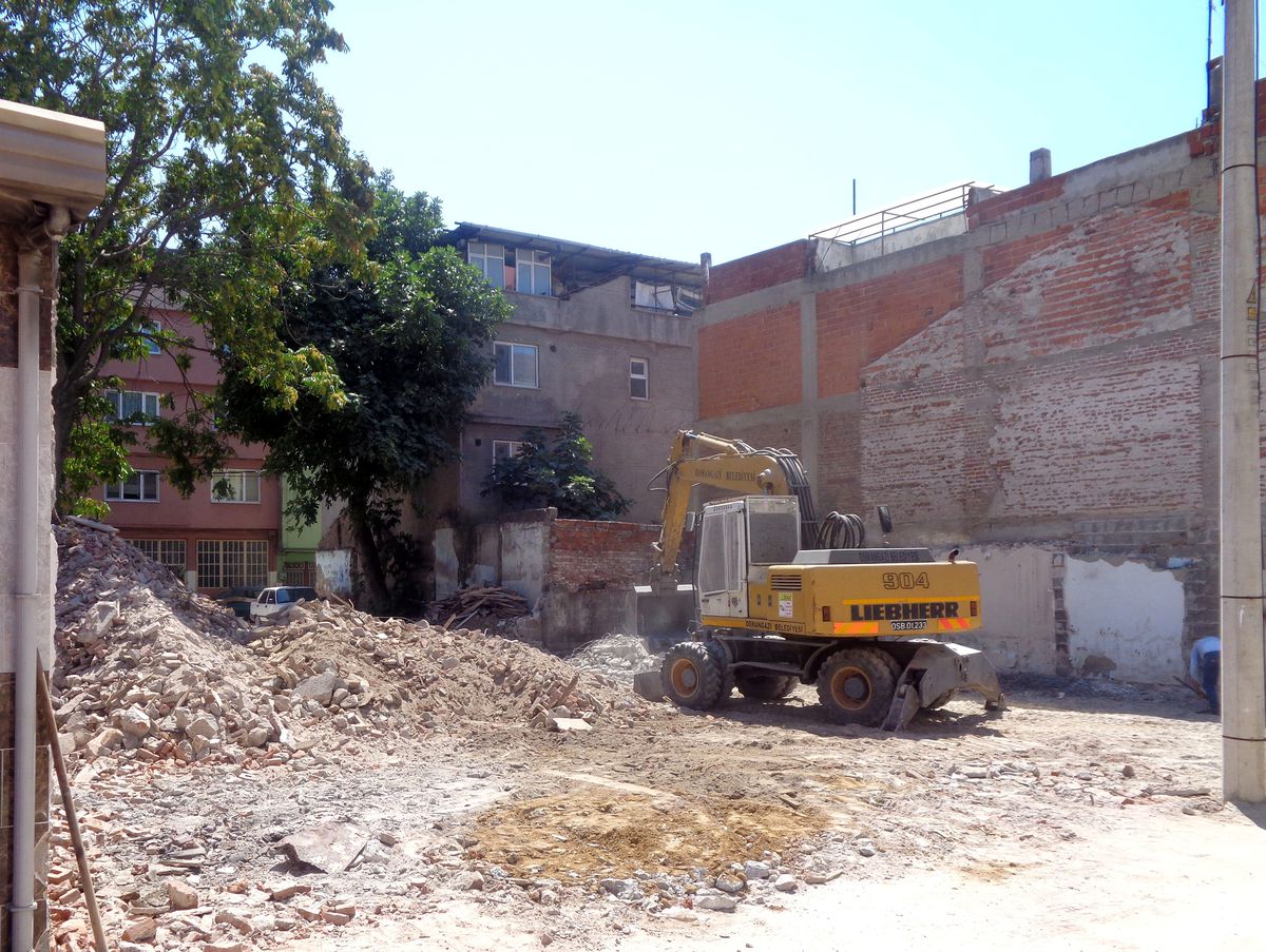 Osmangazi\'de metruk binalar yıkıldı