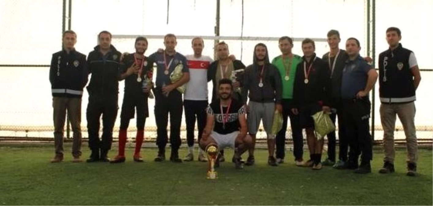 Otlukbeli\'de Futbol Turnuvası kupa töreni düzenlendi