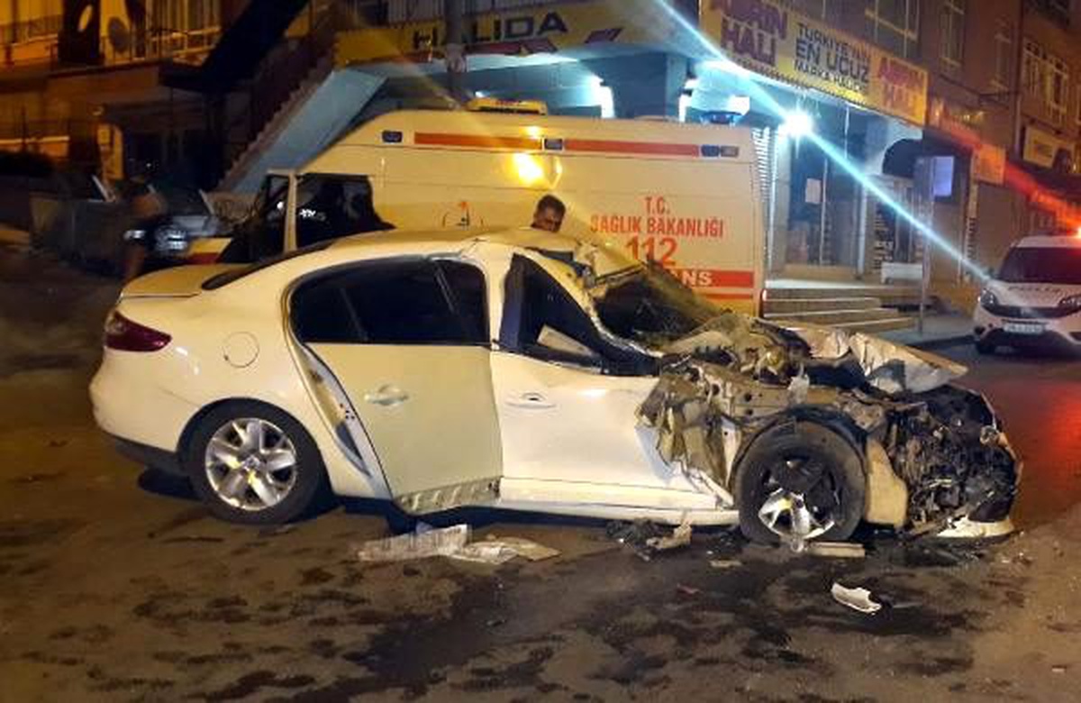 Otomobil kamyonete çarptı: 6 yaralı