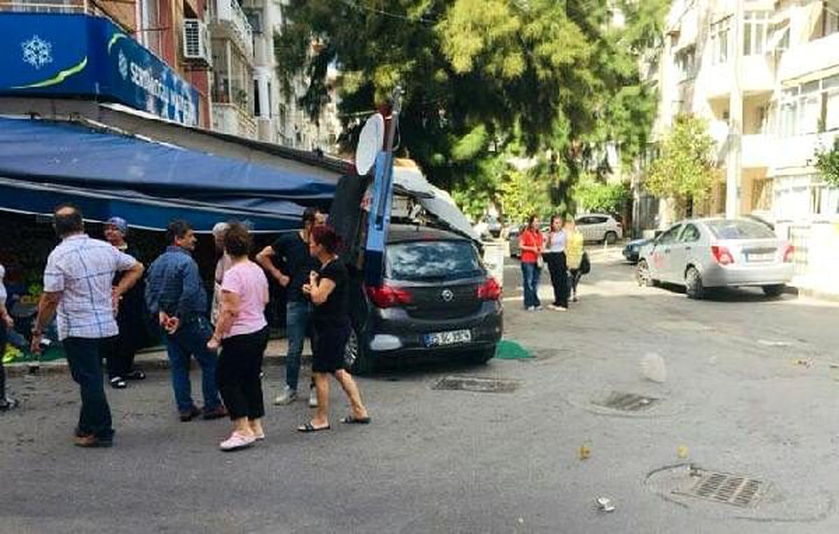 Otomobil, market önündeki tezgaha daldı