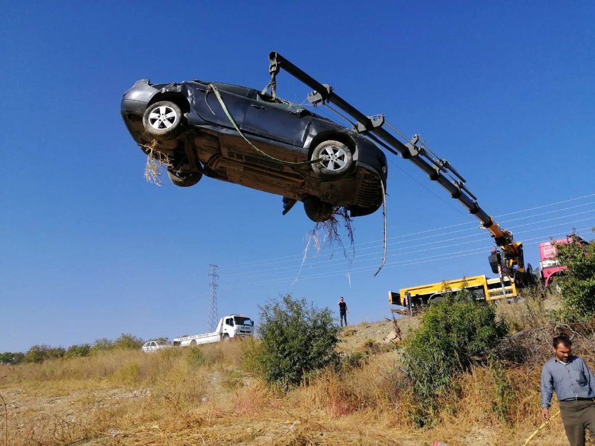 Otomobil şarampole uçtu: 2 yaralı