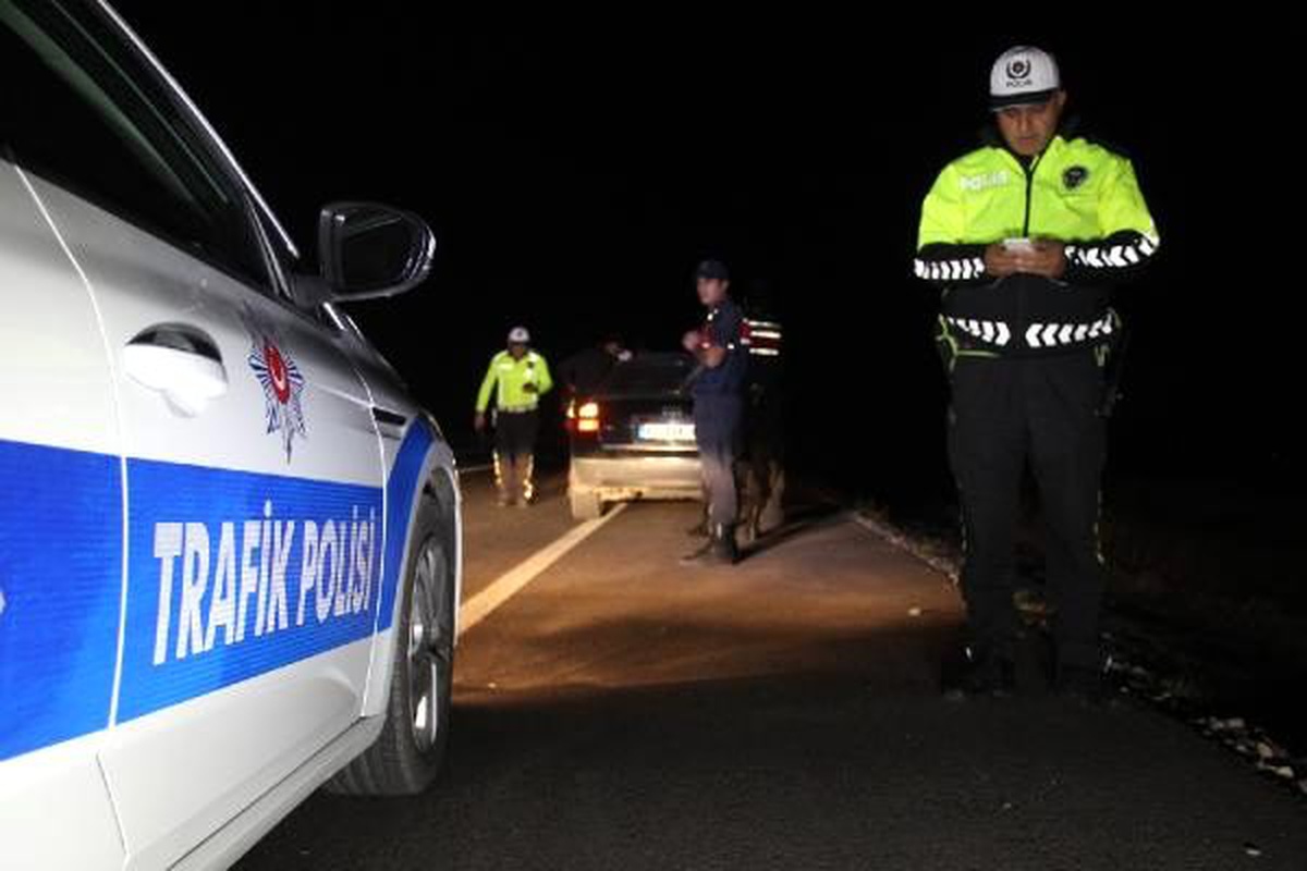 Otomobilini tamir etmeye çalışan sürücüye tır çarptı