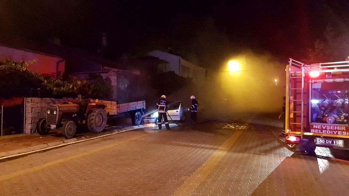 Park halindeki traktöre çarpan araç alev alev yandı