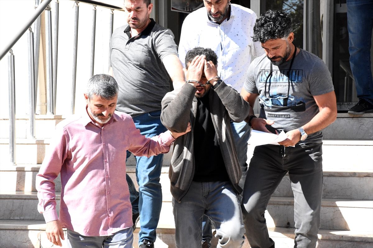 Polise yakalanmamak için evine kadın kılığında girip çıkmış