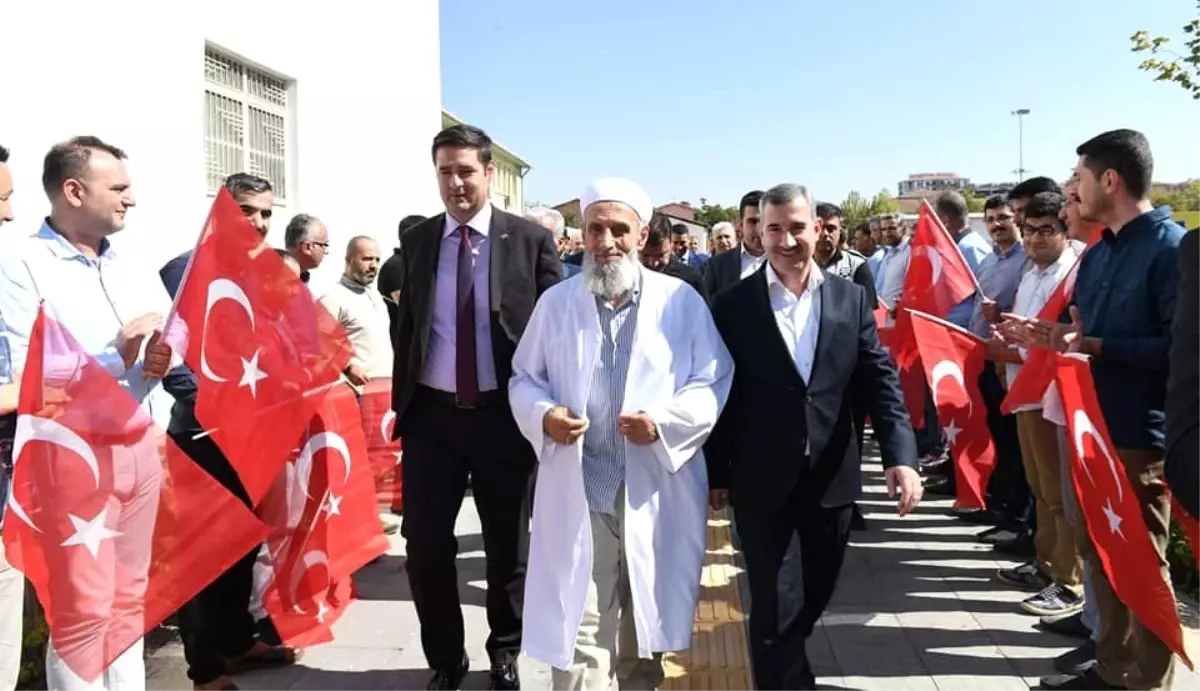 Şehit aileleri Türk bayrakları ve güllerle karşılandı