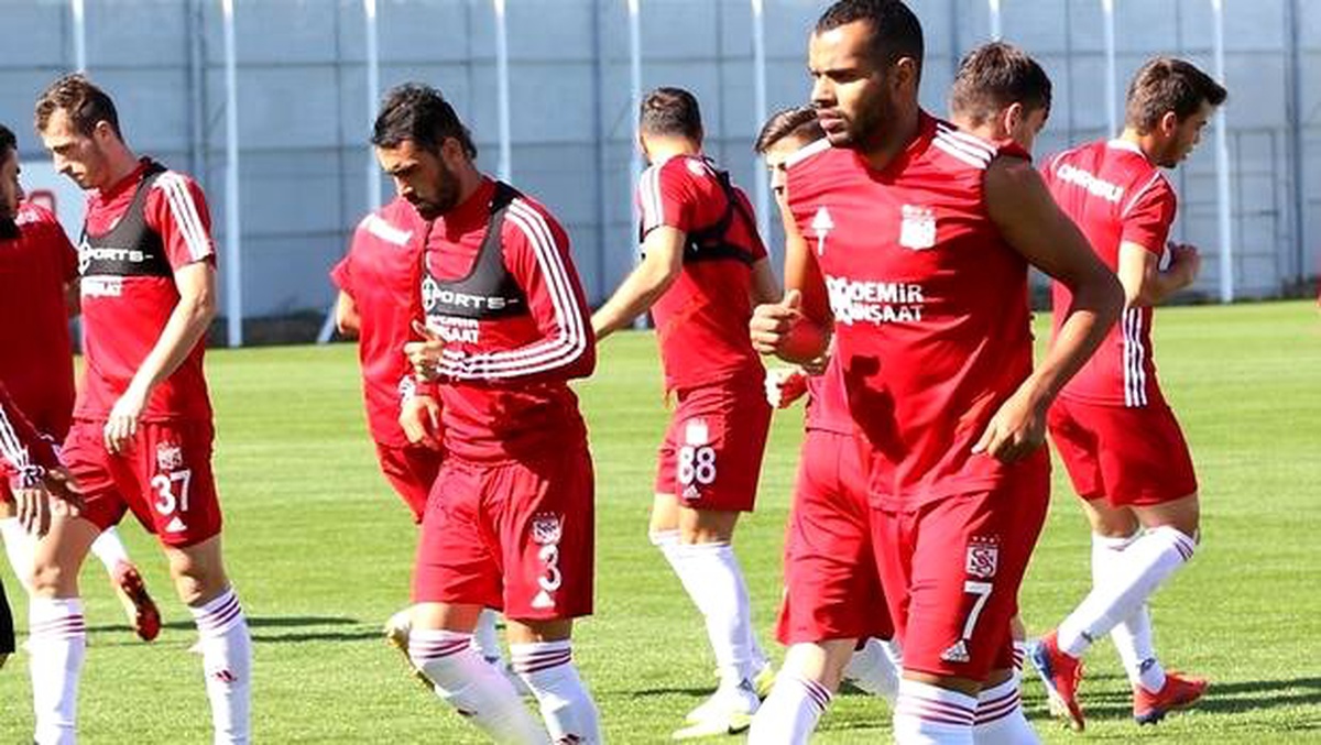 Sivasspor\'da Emre Kılınç ve Rybalka salonda çalıştı