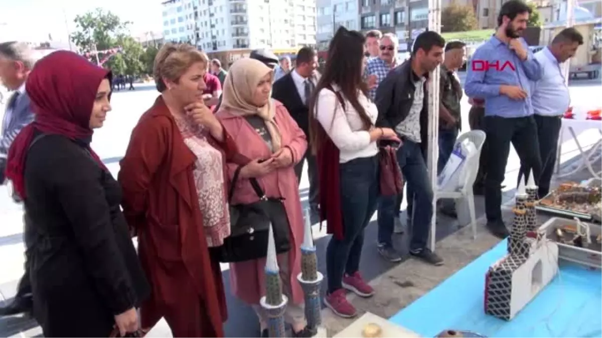 Temizlik işçisi, çöpten bulduklarını sanata dönüştürdü