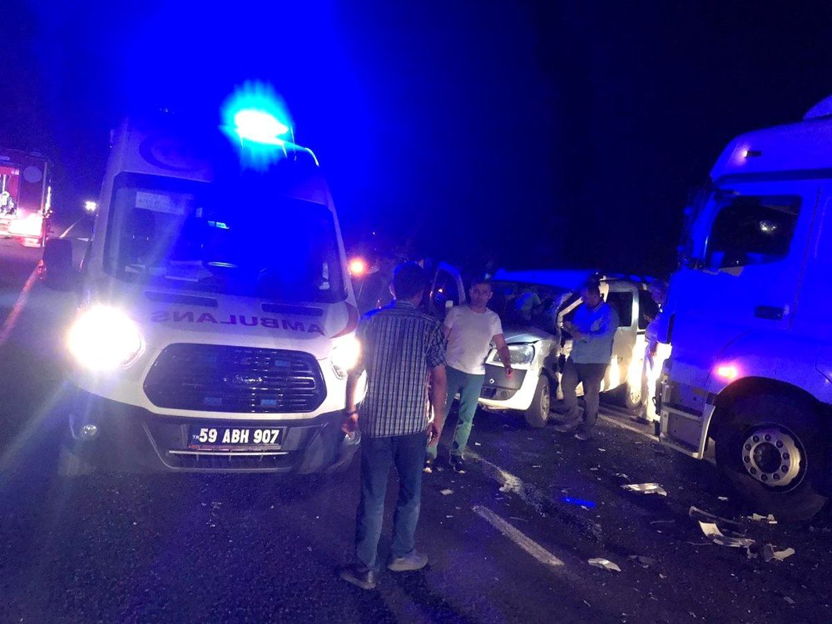 Ticari araçla tır çarpıştı: 1 yaralı