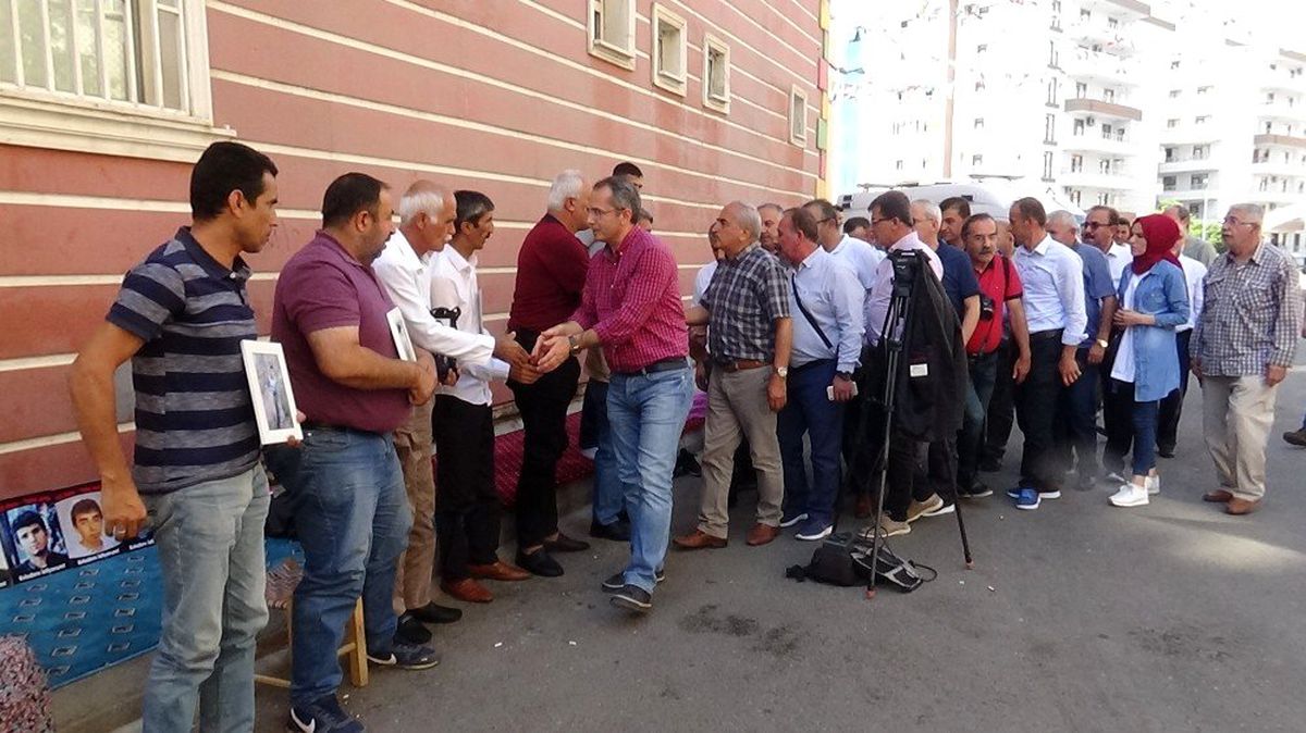 Tosya Kaymakamı Pişkin\'den, HDP önünde evlat nöbeti tutan ailelere destek ziyareti