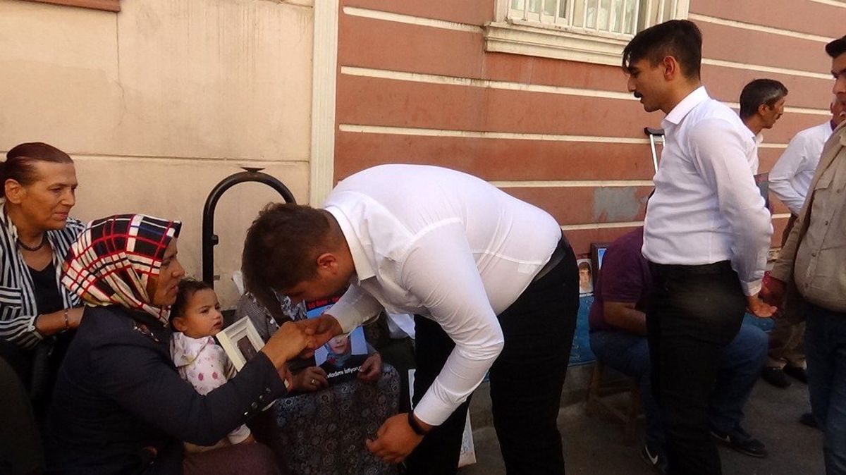 Üniversite öğrencilerinden, HDP önünde evlat nöbeti tutan ailelere destek ziyareti