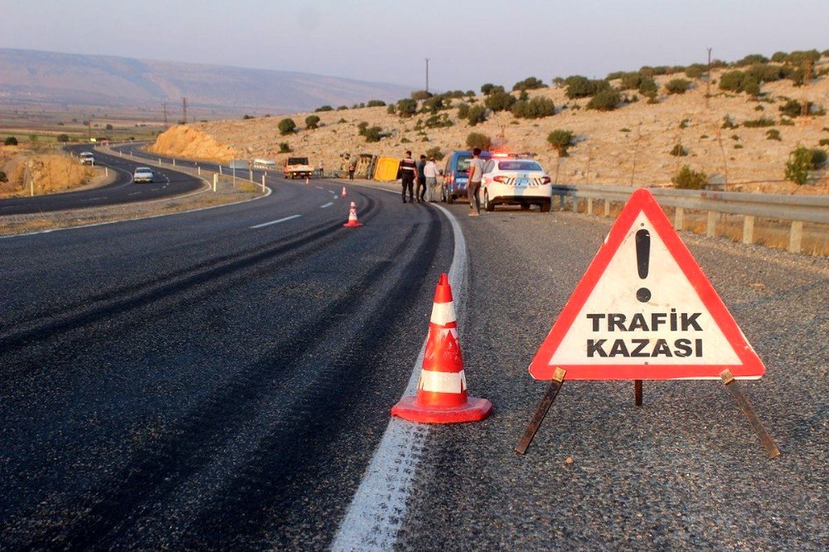 Yavuzeli\'nde kum yüklü kamyon devrildi: 1 yaralı