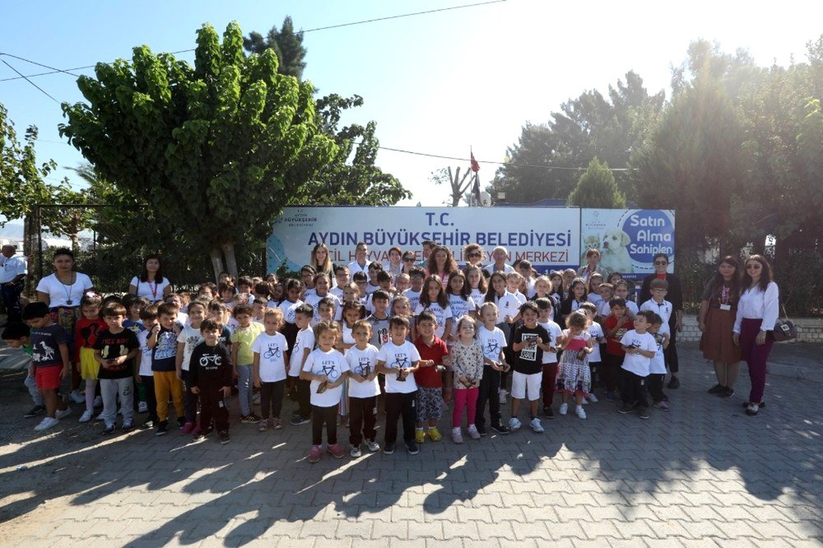 Yüzlerce çocuk Büyükşehir\'in hayvan barınağını ziyaret etti