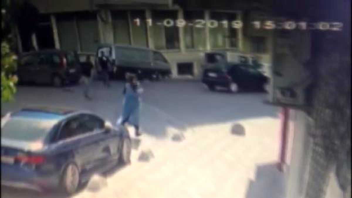 Zeytinburnu\'nda yoldan geçen 2 kişinin yaralandığı silahlı kavga kamerada