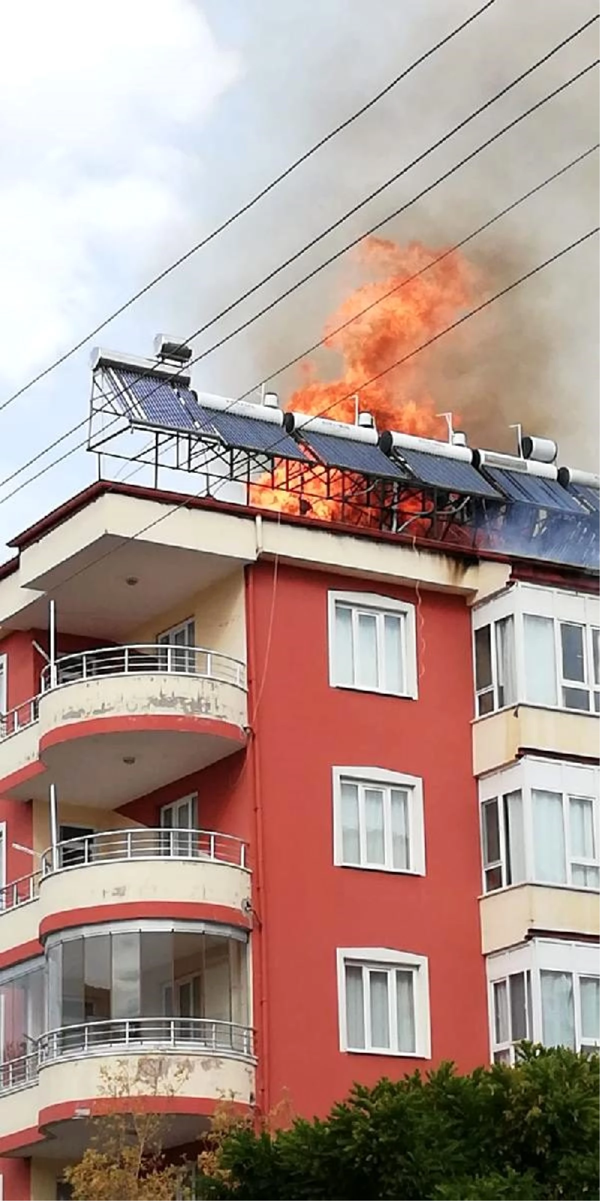 7 katlı binada yangın: 9 kişi hastaneye kaldırıldı