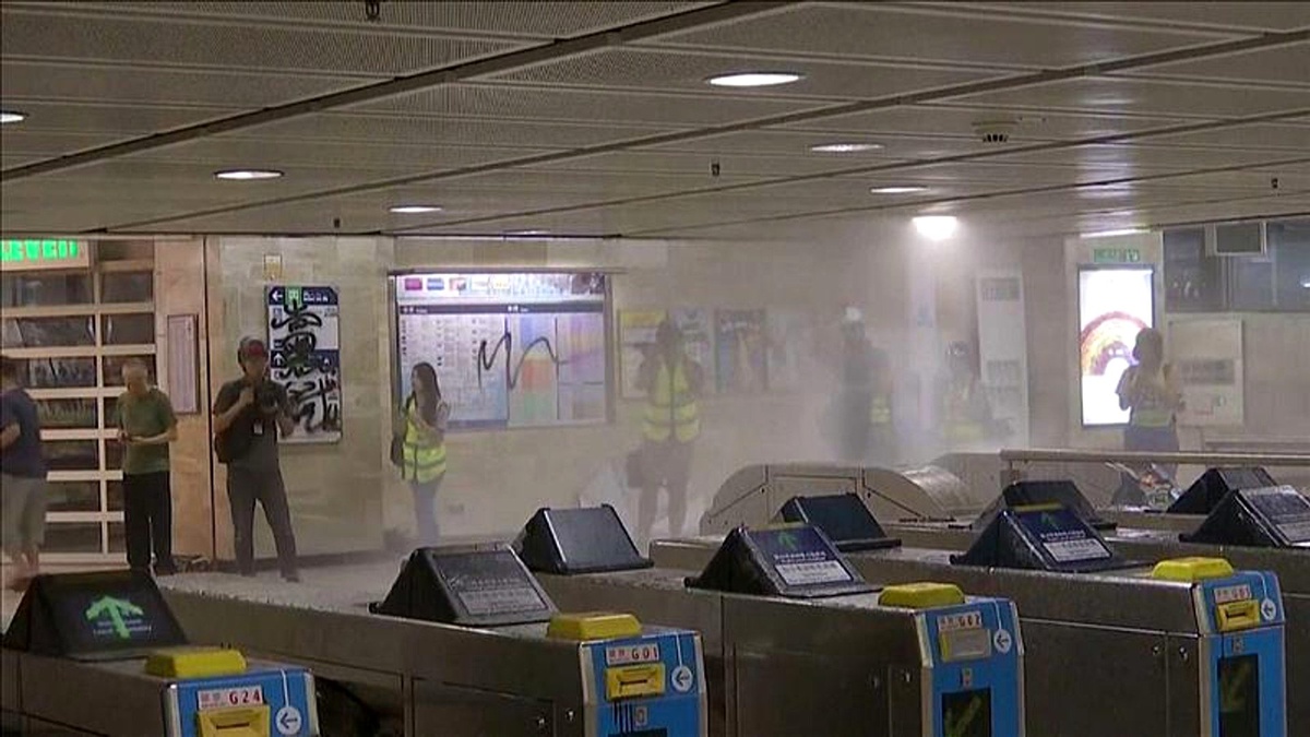 Acil durum yasasına rağmen Hong Kong\'da protestolar devam etti, ülkede metro seferleri iptal