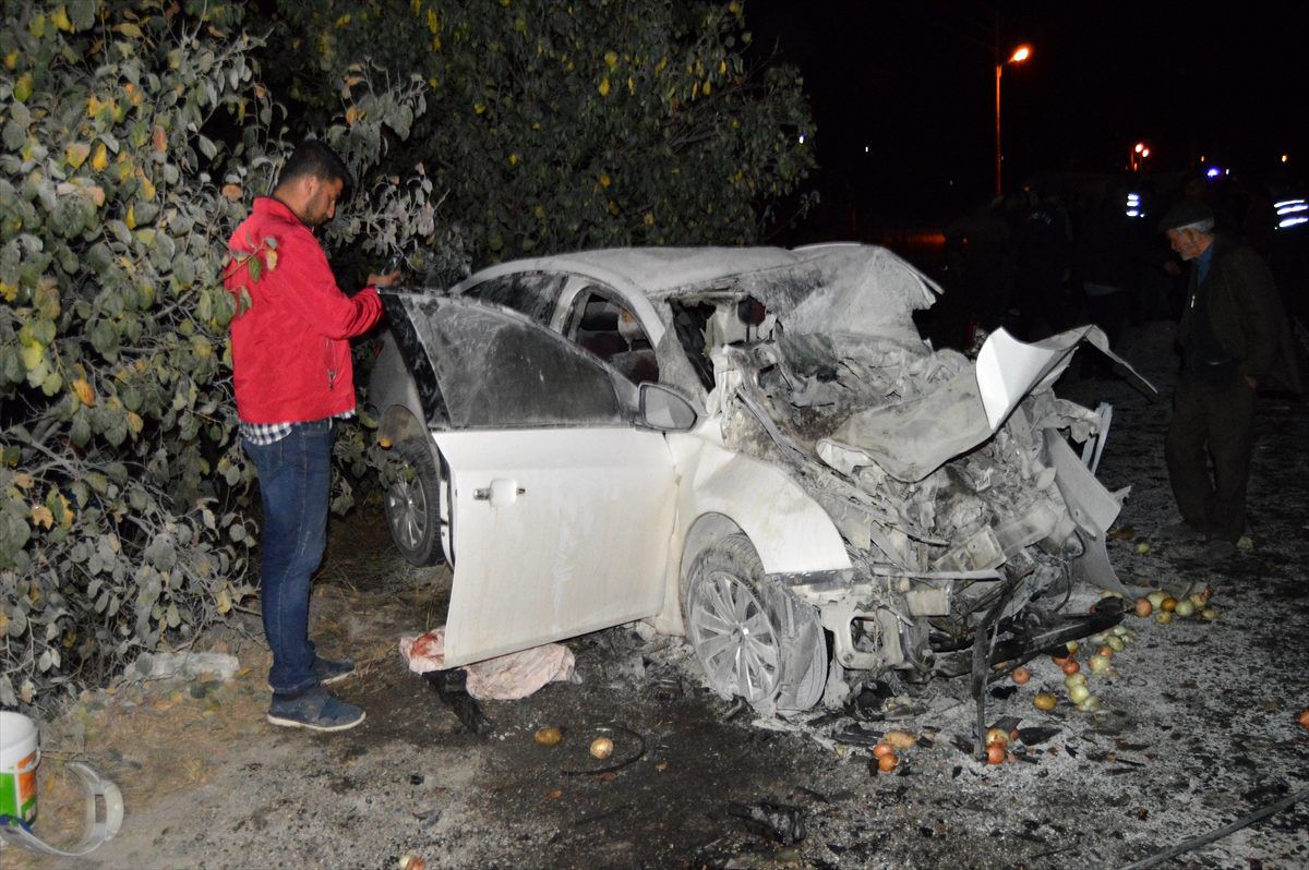 Afyonkarahisar\'da minibüs ile otomobil çarpıştı: 8 yaralı