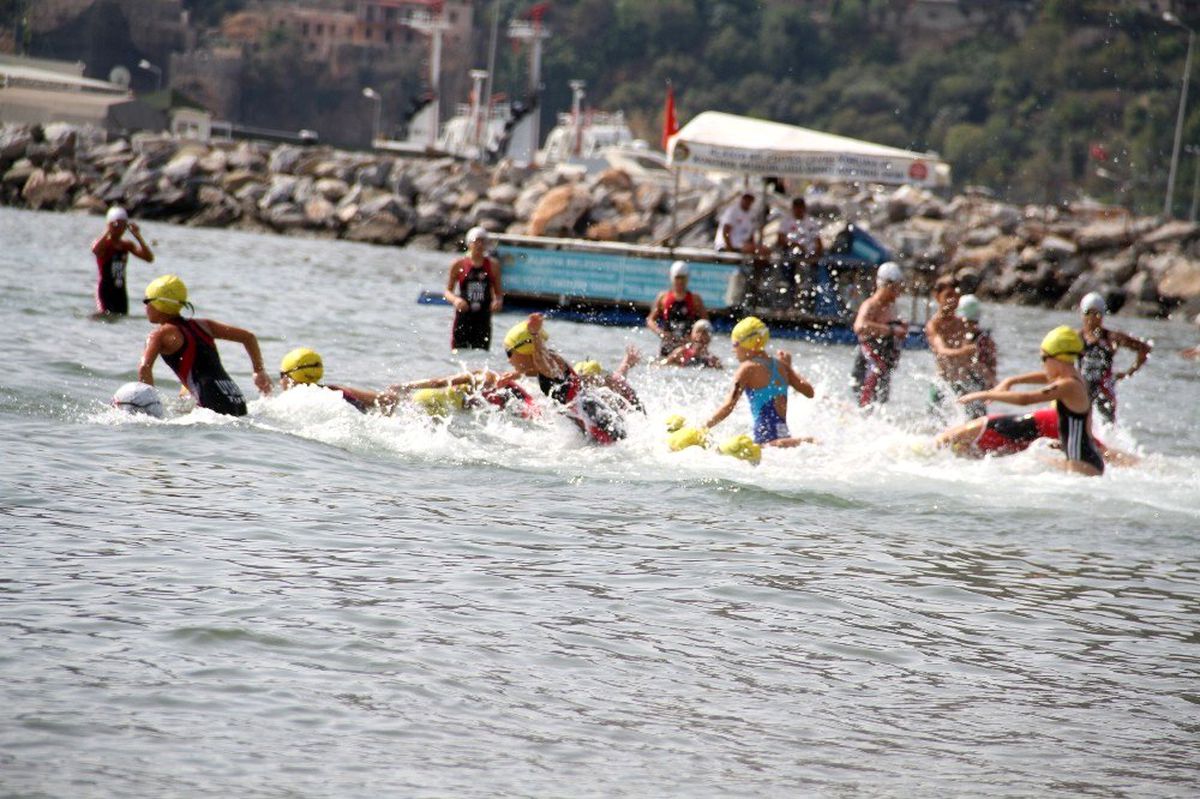 Alanya Triatlon\'da 50 ülkeden bin sporcu ter döküyor
