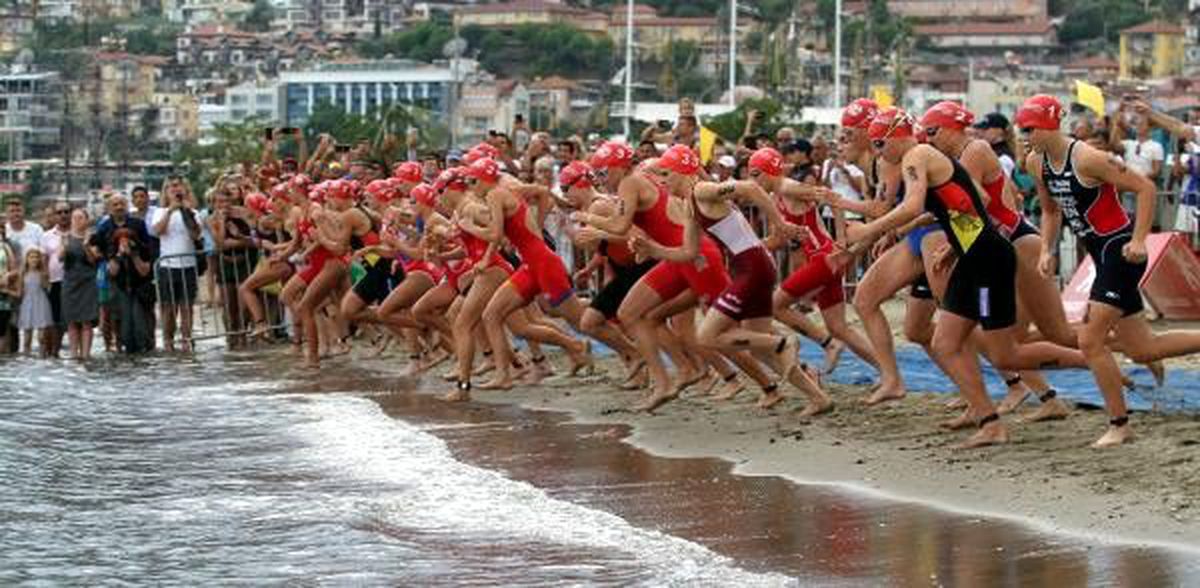 Alanya triatlonu\'nda ilk gün yarışları koşuldu
