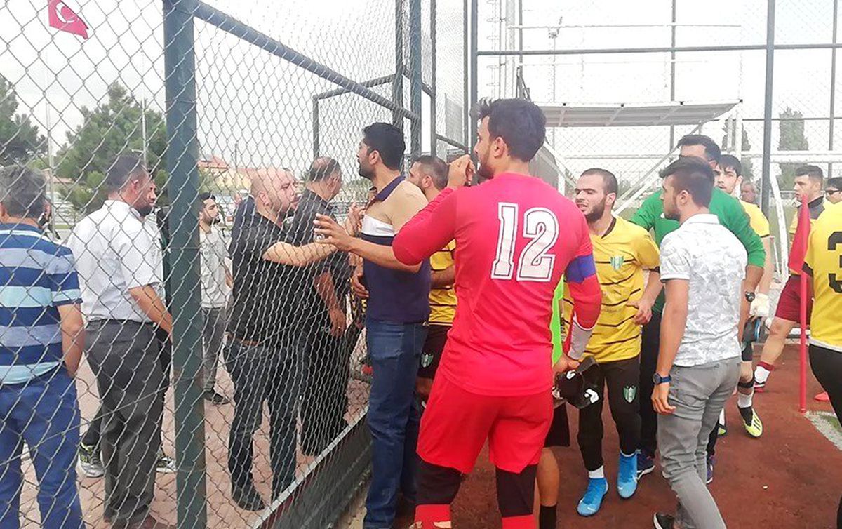 Amatör maçta arbede