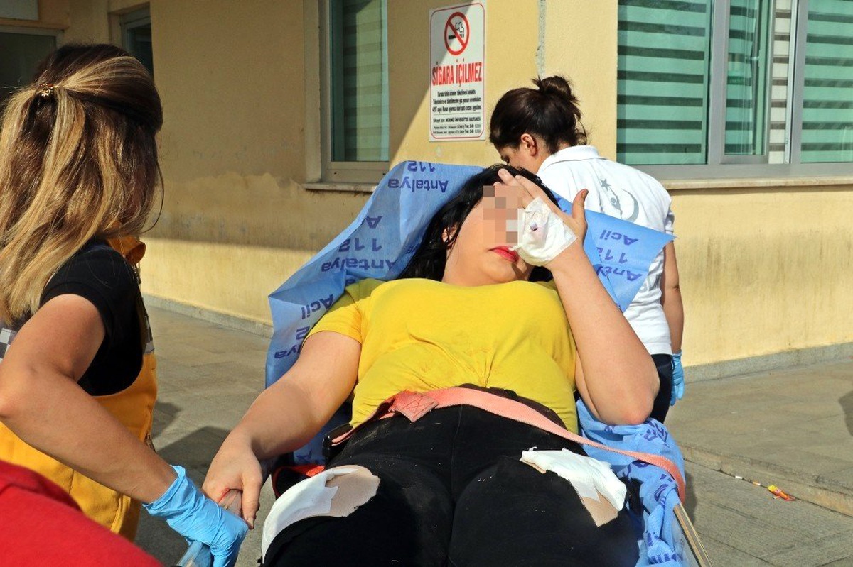 Antalya\'da genç kızların sosyal medya tartışması kanlı bitti