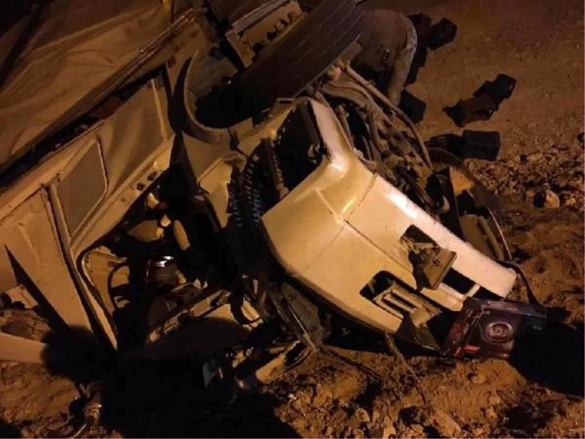 Antalya\'da nar yüklü kamyon devrildi: 3 ölü