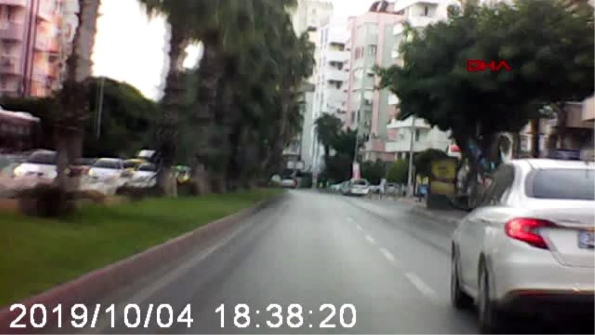 Antalya otomobilin otobüse çarpma anı kamerada