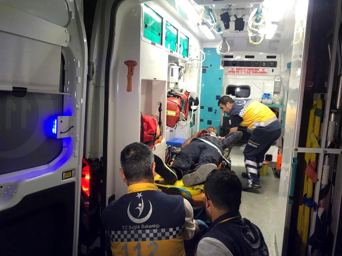 Arnavutköy\'de göçmenleri taşıyan tır kaza yaptı, çok sayıda göçmen yaralandı