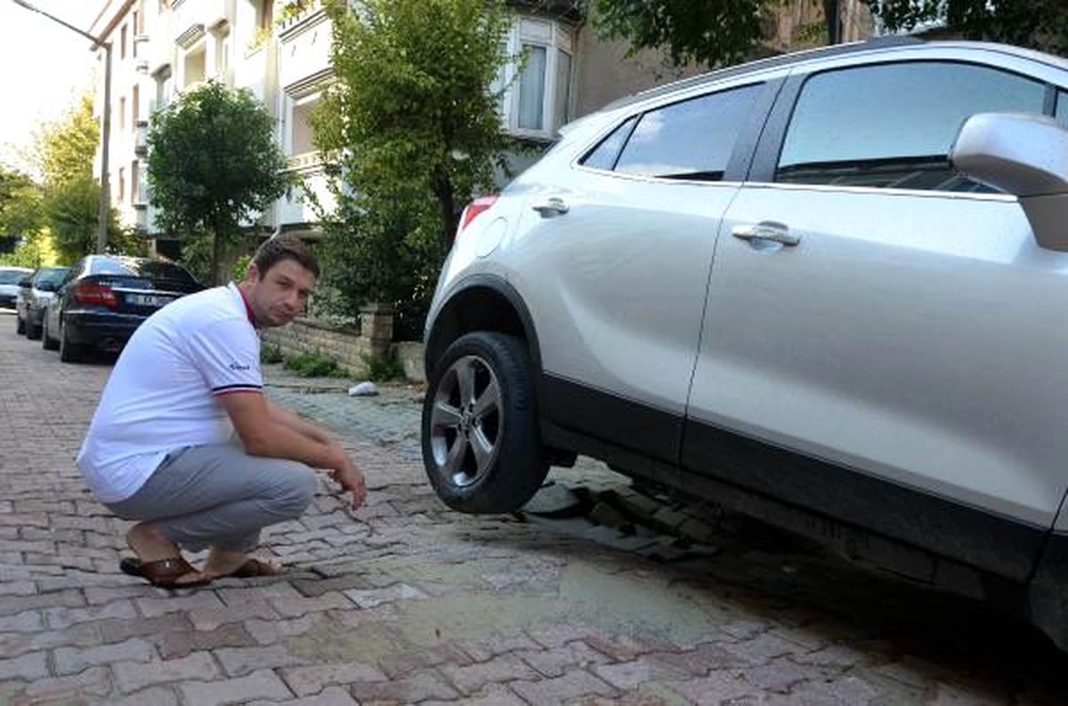 Avcılar\'da yolda çökmeler oldu, araçlar mahsur kaldı