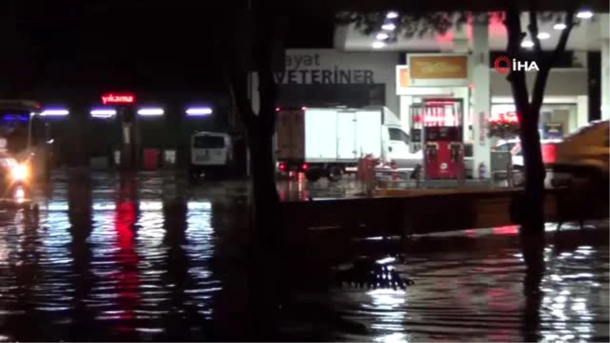 Ayvalık 45 dakika etkili olan sağanak yağmur ve fırtınaya teslim oldu