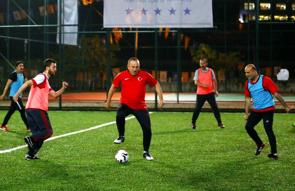 Bakanlar ve milletvekilleri siyasete futbol arası verdi