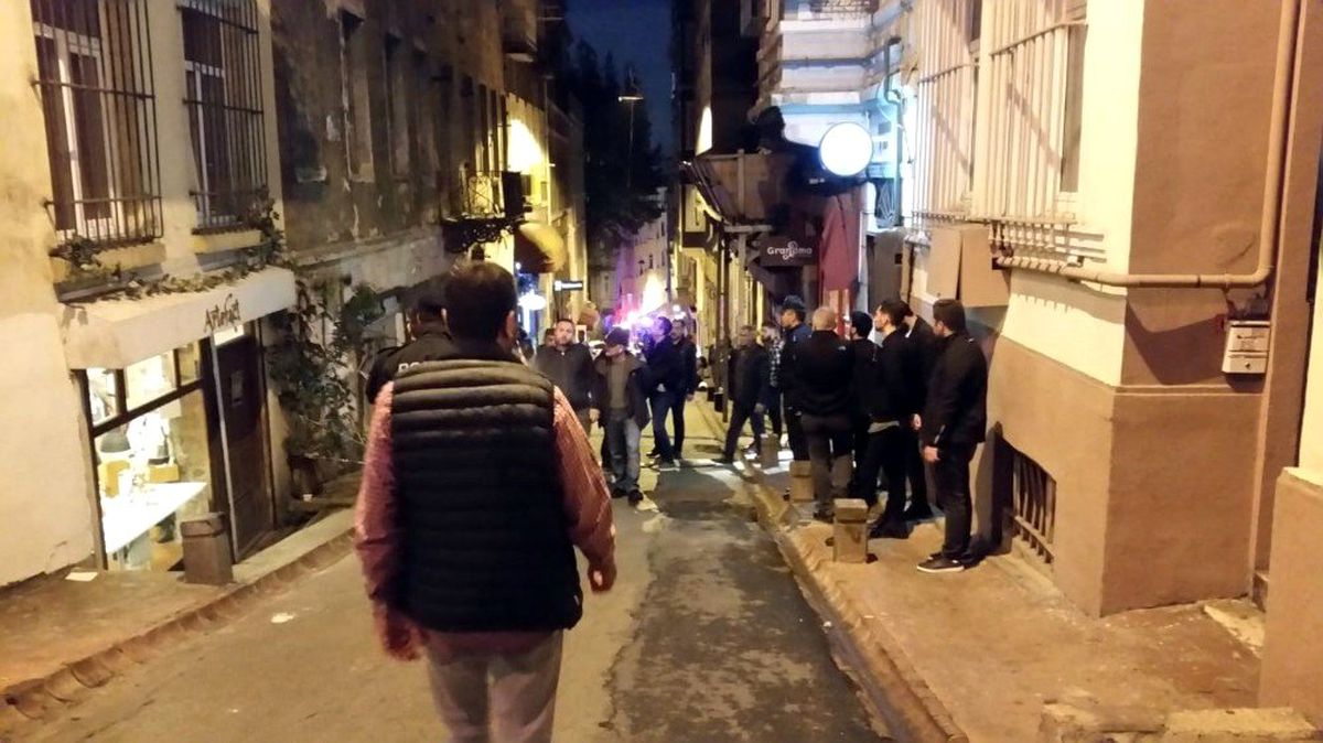 Beyoğlu\'nda 4 katlı metruk binada çökme