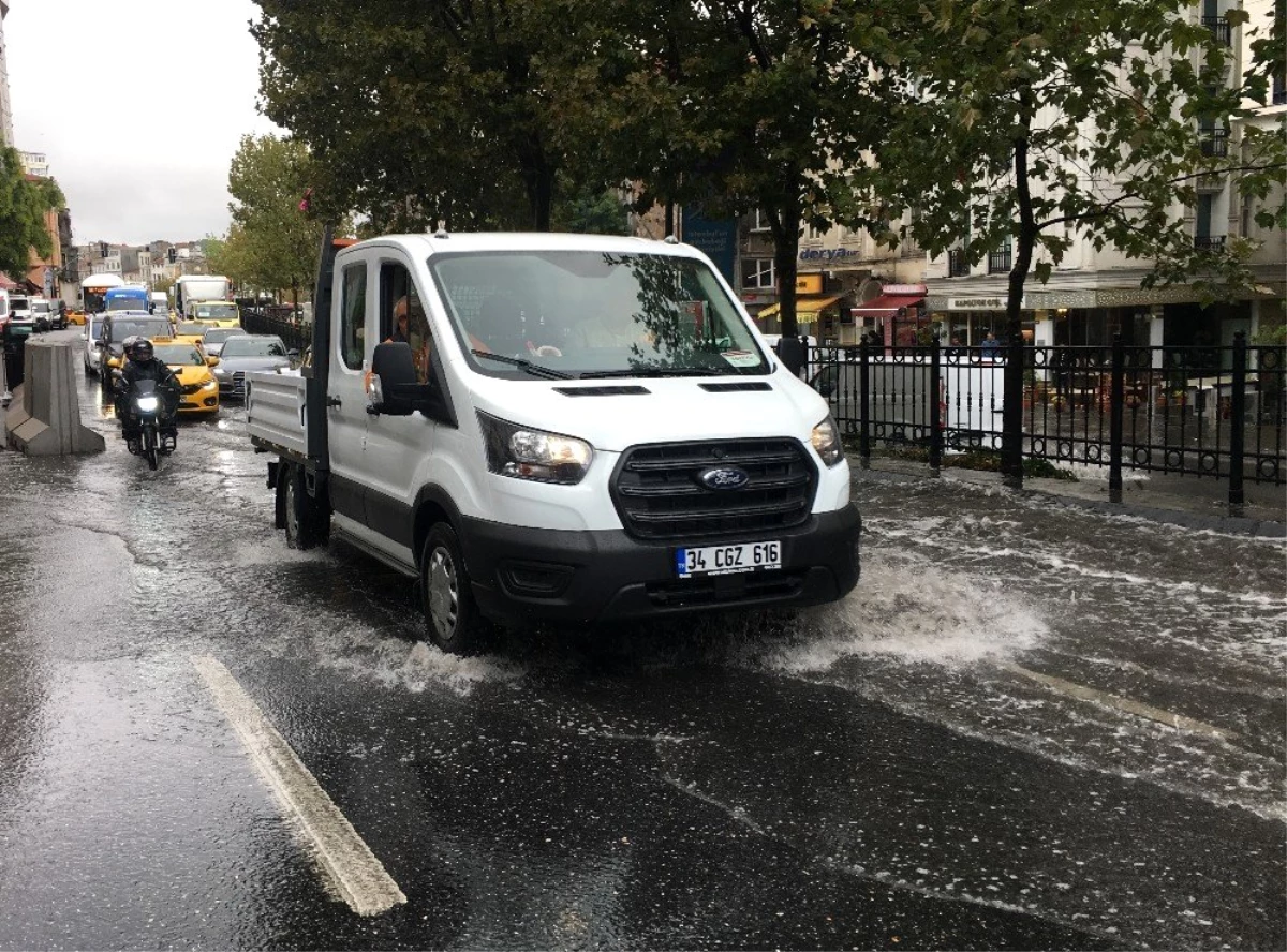 Beyoğlu\'nda yollar göle döndü