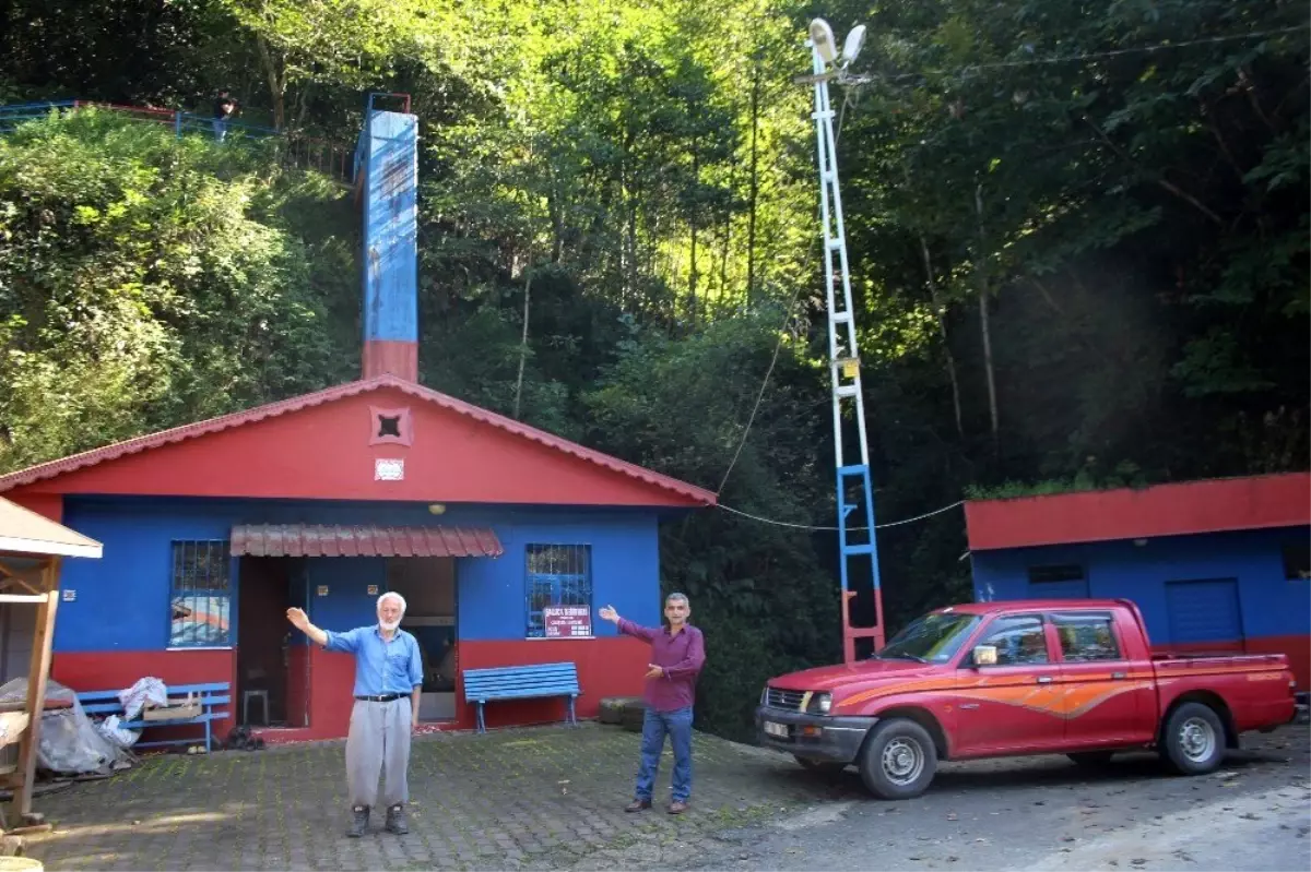 Bordo mavi değirmen hayır için dönüyor